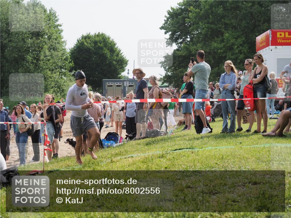 15.06.2025 - 27. Vierlanden-Triathlon KatJ http://msf.ph/oto/8002556 15.06.2025 09:58:32 Schwimmen 345 meine-sportfotos.de