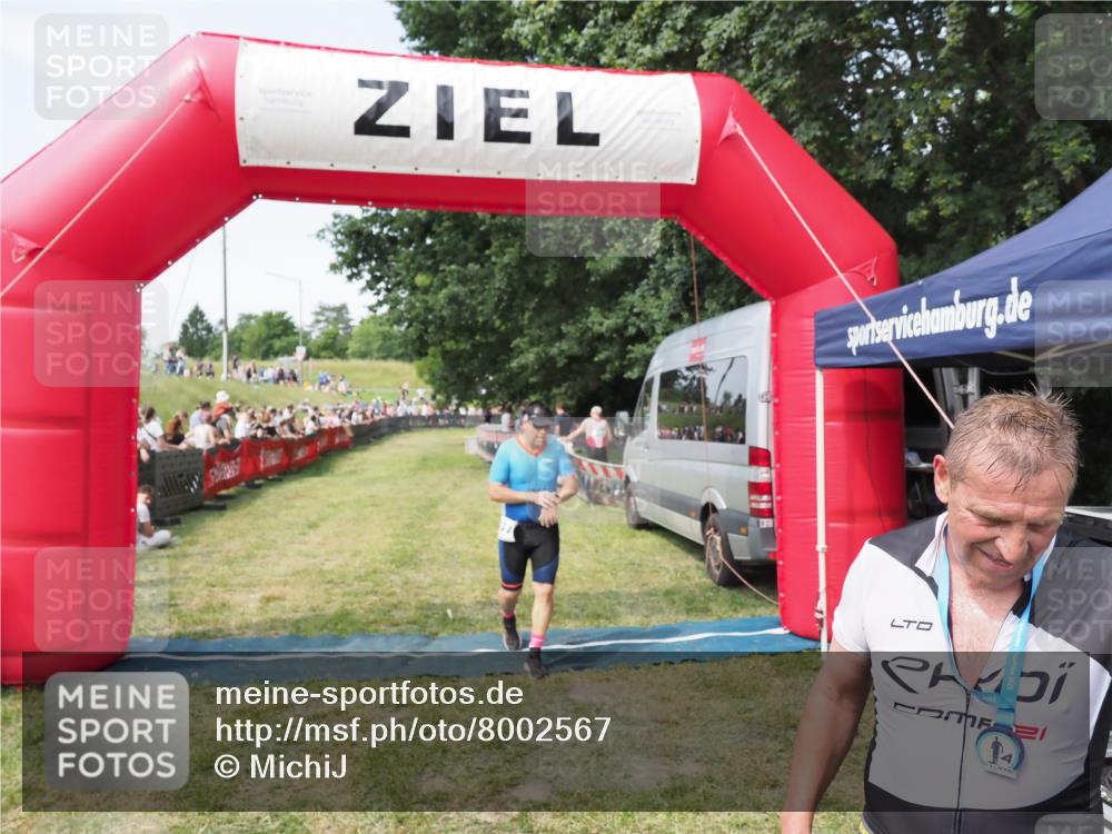 21.06.2025 - 27. Vierlanden-Triathlon MichiJ http://msf.ph/oto/8002567 15.06.2026 11:26:37 Ziel 367, 381 meine-sportfotos.de