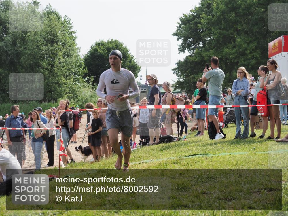 15.06.2025 - 27. Vierlanden-Triathlon KatJ http://msf.ph/oto/8002592 15.06.2025 09:58:33 Schwimmen 345 meine-sportfotos.de