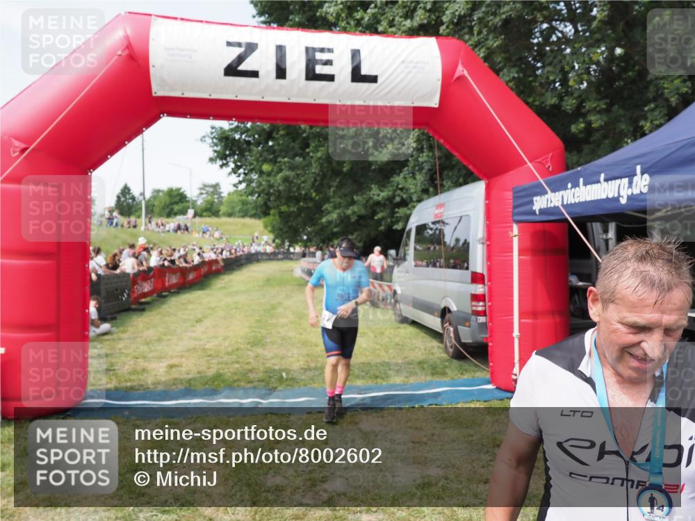 21.06.2025 - 27. Vierlanden-Triathlon MichiJ http://msf.ph/oto/8002602 15.06.2026 11:26:38 Ziel 367, 381 meine-sportfotos.de