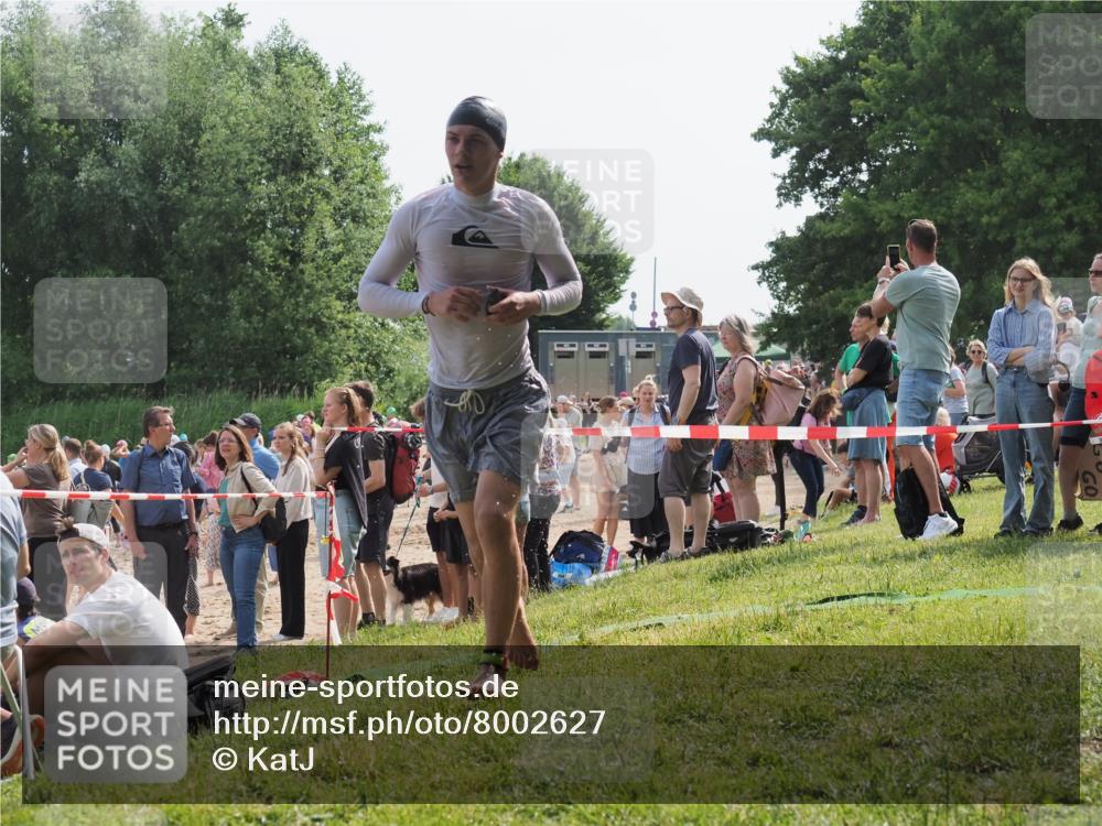 15.06.2025 - 27. Vierlanden-Triathlon KatJ http://msf.ph/oto/8002627 15.06.2025 09:58:33 Schwimmen 345 meine-sportfotos.de