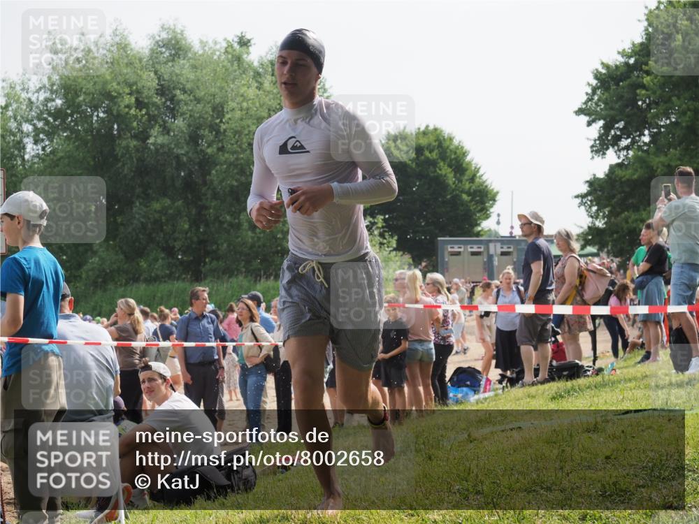 15.06.2025 - 27. Vierlanden-Triathlon KatJ http://msf.ph/oto/8002658 15.06.2025 09:58:34 Schwimmen 345 meine-sportfotos.de