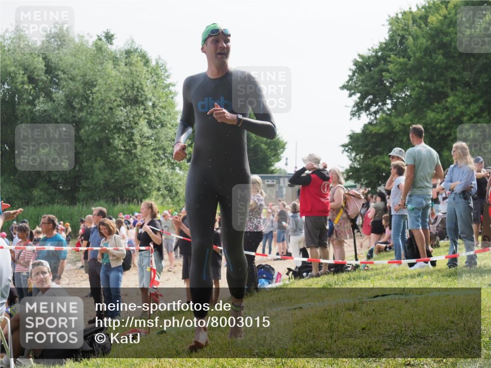 15.06.2025 - 27. Vierlanden-Triathlon KatJ http://msf.ph/oto/8003015 15.06.2025 09:59:52 Schwimmen 266, 351, 358 meine-sportfotos.de