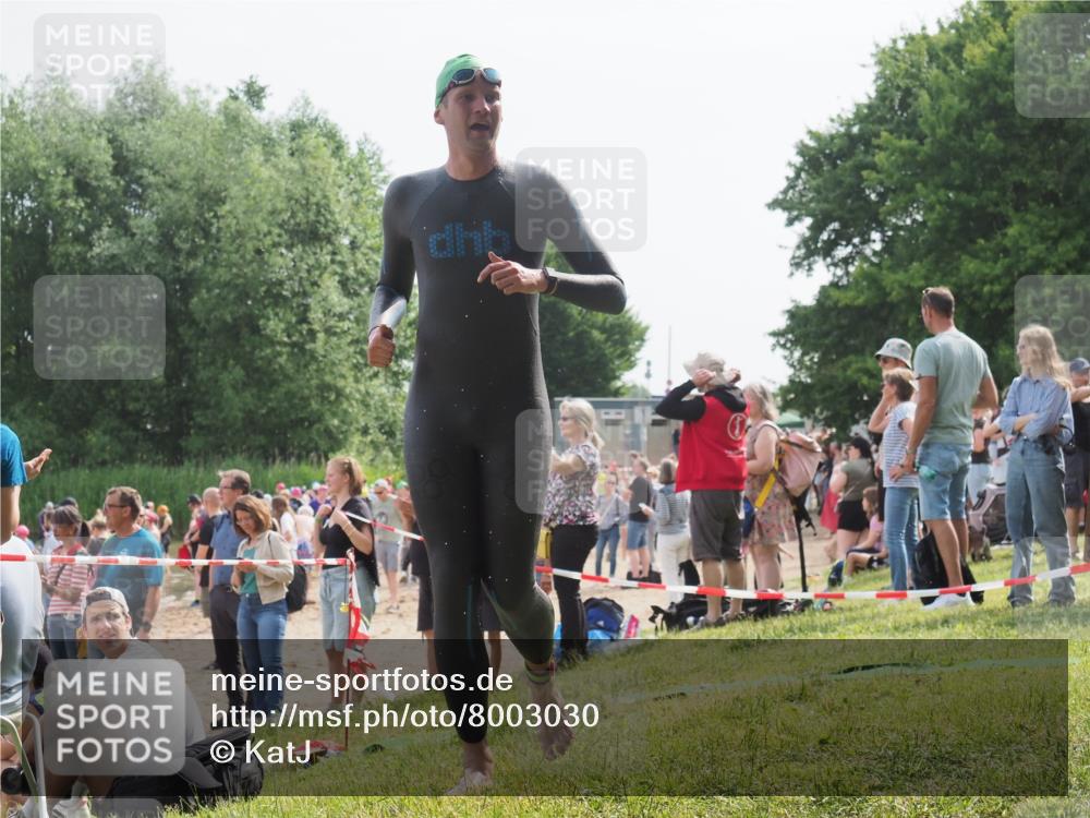15.06.2025 - 27. Vierlanden-Triathlon KatJ http://msf.ph/oto/8003030 15.06.2025 09:59:52 Schwimmen 266, 351, 358 meine-sportfotos.de