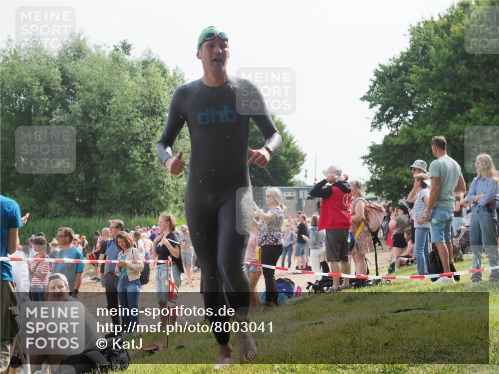 15.06.2025 - 27. Vierlanden-Triathlon KatJ http://msf.ph/oto/8003041 15.06.2025 09:59:52 Schwimmen 266, 351, 358 meine-sportfotos.de