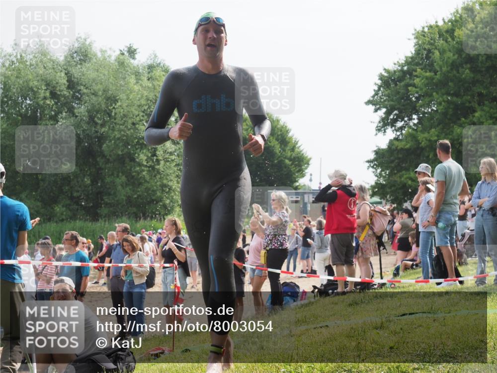 15.06.2025 - 27. Vierlanden-Triathlon KatJ http://msf.ph/oto/8003054 15.06.2025 09:59:52 Schwimmen 266, 351, 358 meine-sportfotos.de