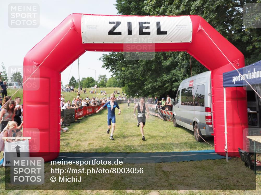 21.06.2025 - 27. Vierlanden-Triathlon MichiJ http://msf.ph/oto/8003056 15.06.2026 11:27:09 Ziel 362 meine-sportfotos.de