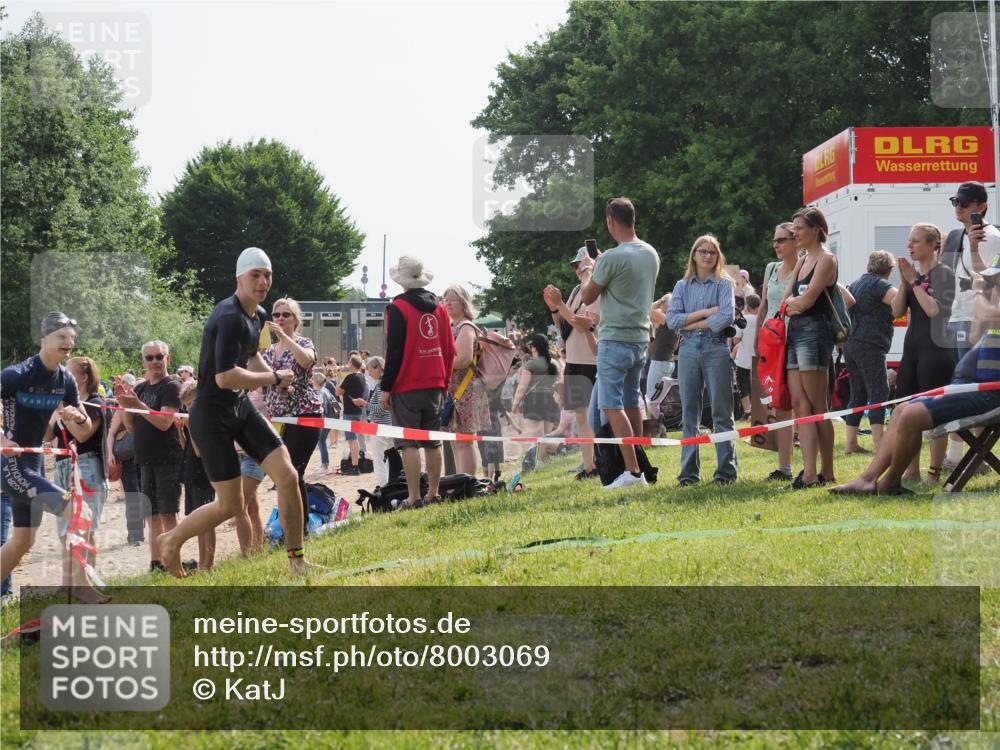 15.06.2025 - 27. Vierlanden-Triathlon KatJ http://msf.ph/oto/8003069 15.06.2025 09:59:58 Schwimmen 266, 351, 358 meine-sportfotos.de