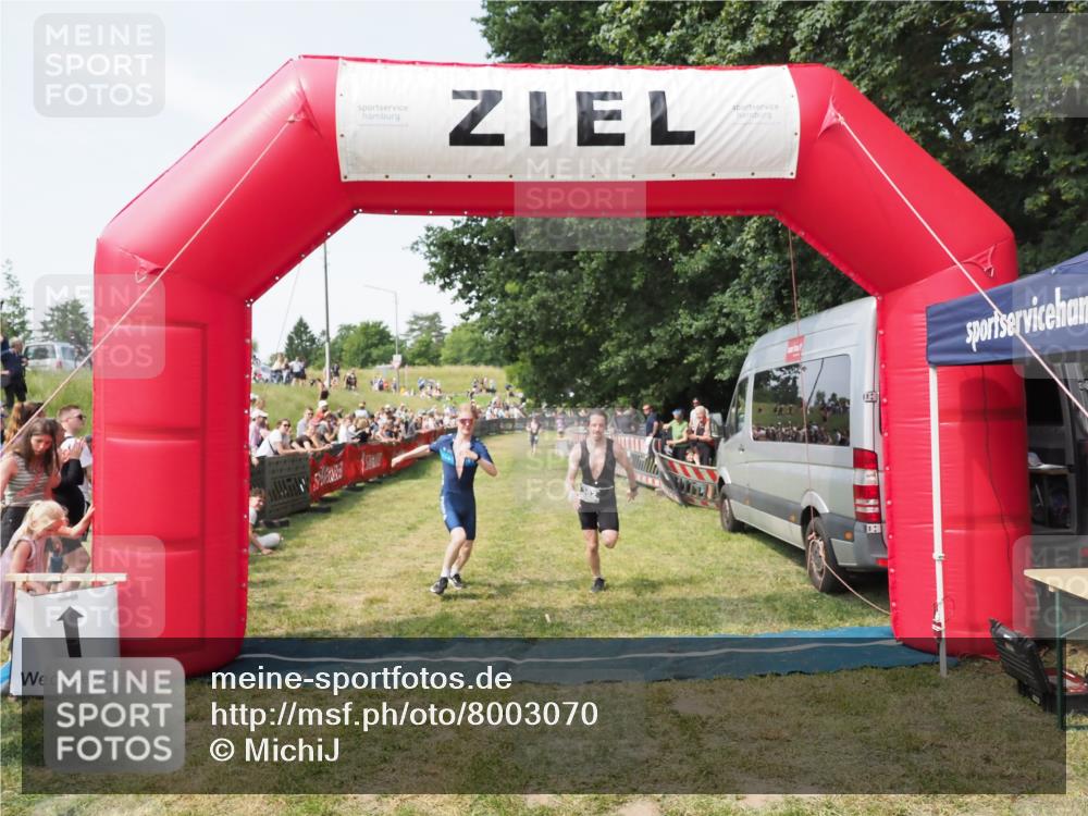 21.06.2025 - 27. Vierlanden-Triathlon MichiJ http://msf.ph/oto/8003070 15.06.2026 11:27:09 Ziel 362 meine-sportfotos.de