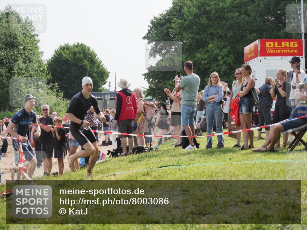 15.06.2025 - 27. Vierlanden-Triathlon KatJ http://msf.ph/oto/8003086 15.06.2025 09:59:58 Schwimmen 266, 351, 358 meine-sportfotos.de