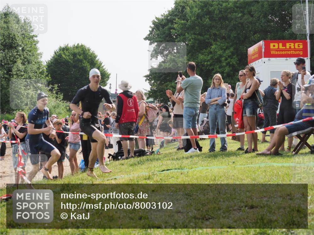 15.06.2025 - 27. Vierlanden-Triathlon KatJ http://msf.ph/oto/8003102 15.06.2025 09:59:58 Schwimmen 266, 351, 358 meine-sportfotos.de