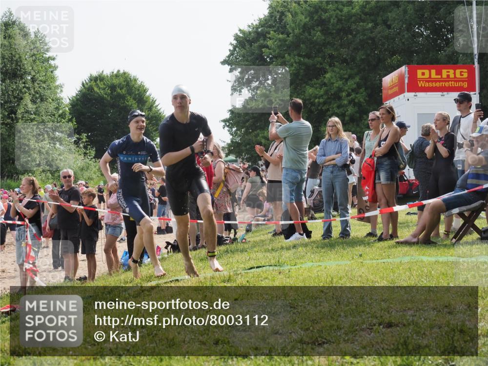 15.06.2025 - 27. Vierlanden-Triathlon KatJ http://msf.ph/oto/8003112 15.06.2025 09:59:58 Schwimmen 266, 351, 358 meine-sportfotos.de