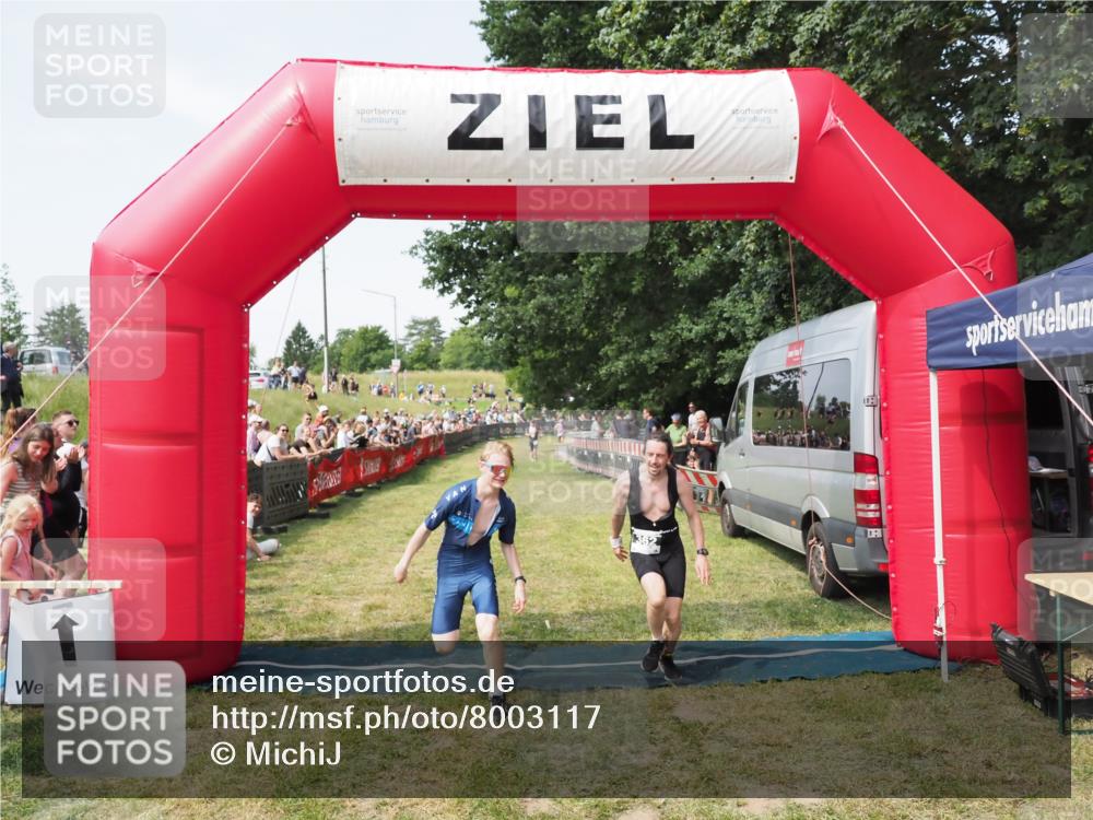 21.06.2025 - 27. Vierlanden-Triathlon MichiJ http://msf.ph/oto/8003117 15.06.2026 11:27:09 Ziel 362 meine-sportfotos.de