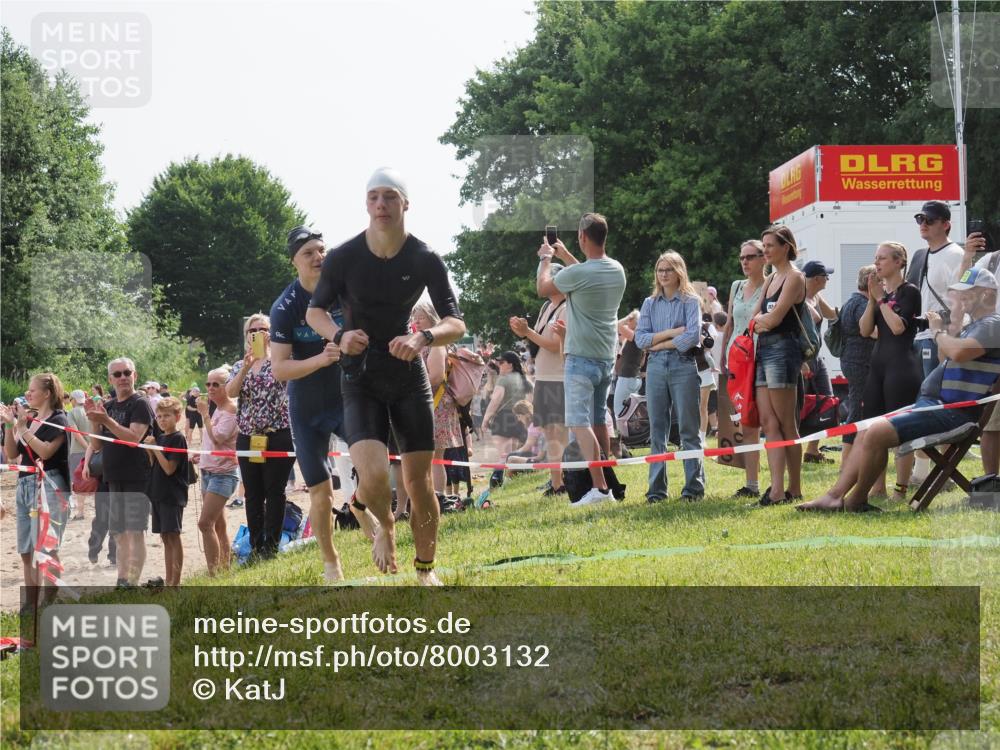 15.06.2025 - 27. Vierlanden-Triathlon KatJ http://msf.ph/oto/8003132 15.06.2025 09:59:59 Schwimmen 266, 351, 358 meine-sportfotos.de