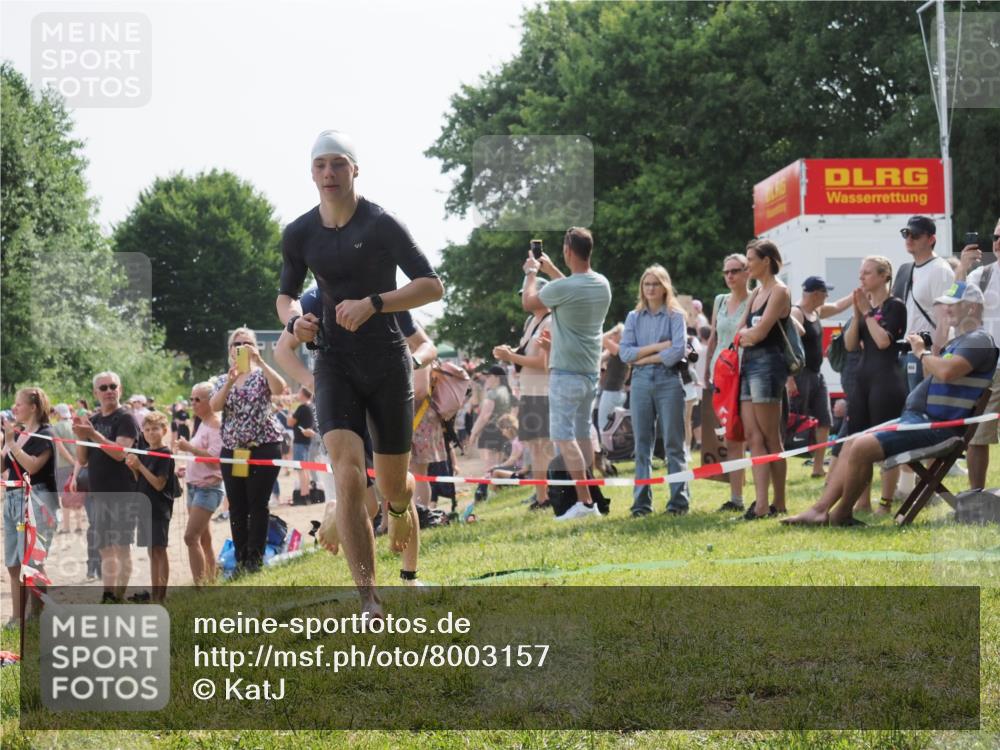 15.06.2025 - 27. Vierlanden-Triathlon KatJ http://msf.ph/oto/8003157 15.06.2025 09:59:59 Schwimmen 266, 351, 358 meine-sportfotos.de