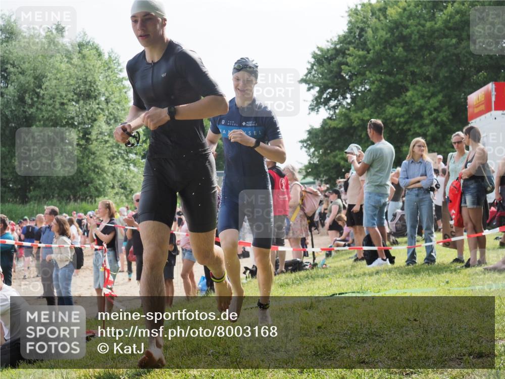 15.06.2025 - 27. Vierlanden-Triathlon KatJ http://msf.ph/oto/8003168 15.06.2025 10:00:00 Schwimmen 351, 358 meine-sportfotos.de