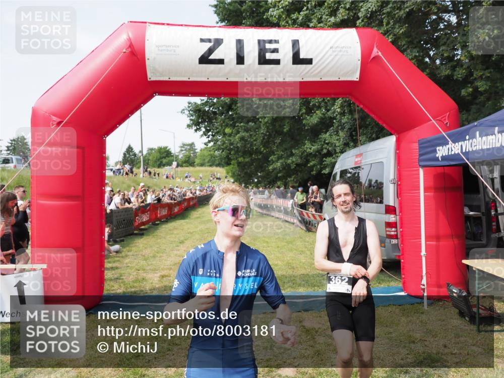 21.06.2025 - 27. Vierlanden-Triathlon MichiJ http://msf.ph/oto/8003181 15.06.2026 11:27:10 Ziel 362 meine-sportfotos.de