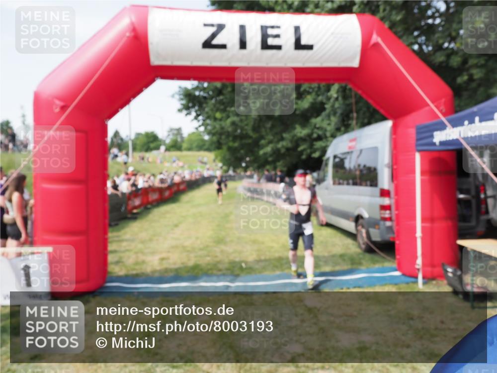 21.06.2025 - 27. Vierlanden-Triathlon MichiJ http://msf.ph/oto/8003193 15.06.2026 11:27:18 Ziel 369, 490 meine-sportfotos.de