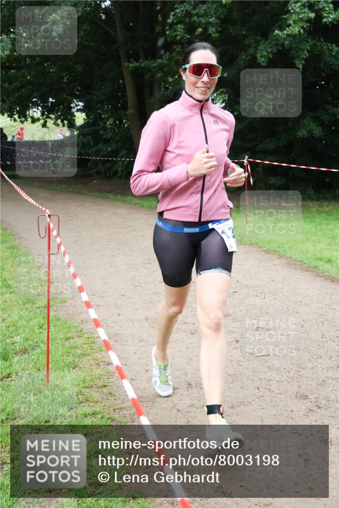 21.06.2025 - 27. Vierlanden-Triathlon Lena Gebhardt http://msf.ph/oto/8003198 15.06.2025 14:15:38 Laufen  meine-sportfotos.de