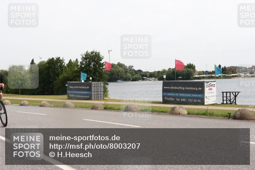 15.06.2025 - 27. Vierlanden-Triathlon H.Heesch http://msf.ph/oto/8003207 15.06.2025 10:29:17 Radfahren 122, 128 meine-sportfotos.de