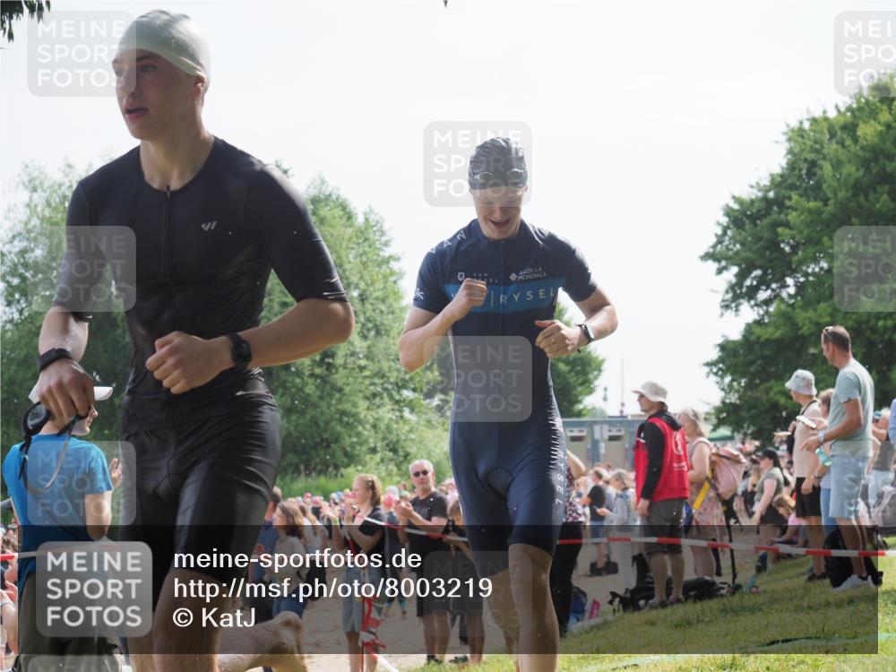 15.06.2025 - 27. Vierlanden-Triathlon KatJ http://msf.ph/oto/8003219 15.06.2025 10:00:00 Schwimmen 351, 358 meine-sportfotos.de