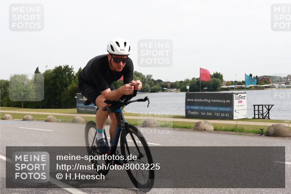 15.06.2025 - 27. Vierlanden-Triathlon H.Heesch http://msf.ph/oto/8003225 15.06.2025 10:29:17 Radfahren 122, 128 meine-sportfotos.de