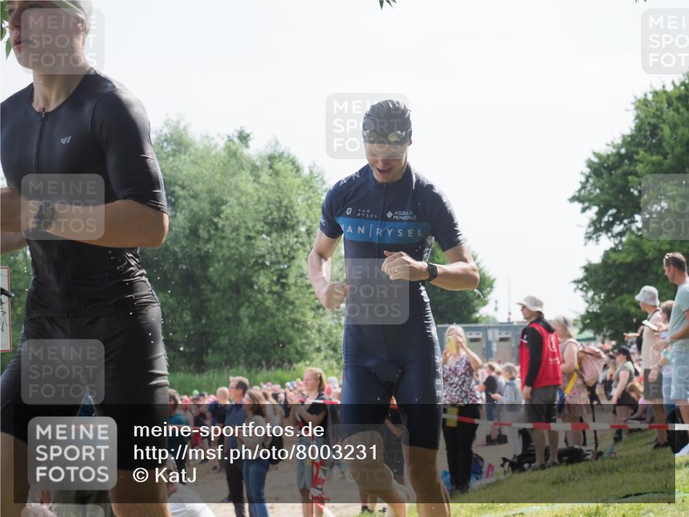 15.06.2025 - 27. Vierlanden-Triathlon KatJ http://msf.ph/oto/8003231 15.06.2025 10:00:00 Schwimmen 351, 358 meine-sportfotos.de