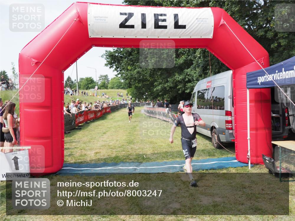 21.06.2025 - 27. Vierlanden-Triathlon MichiJ http://msf.ph/oto/8003247 15.06.2026 11:27:19 Ziel 369, 490 meine-sportfotos.de