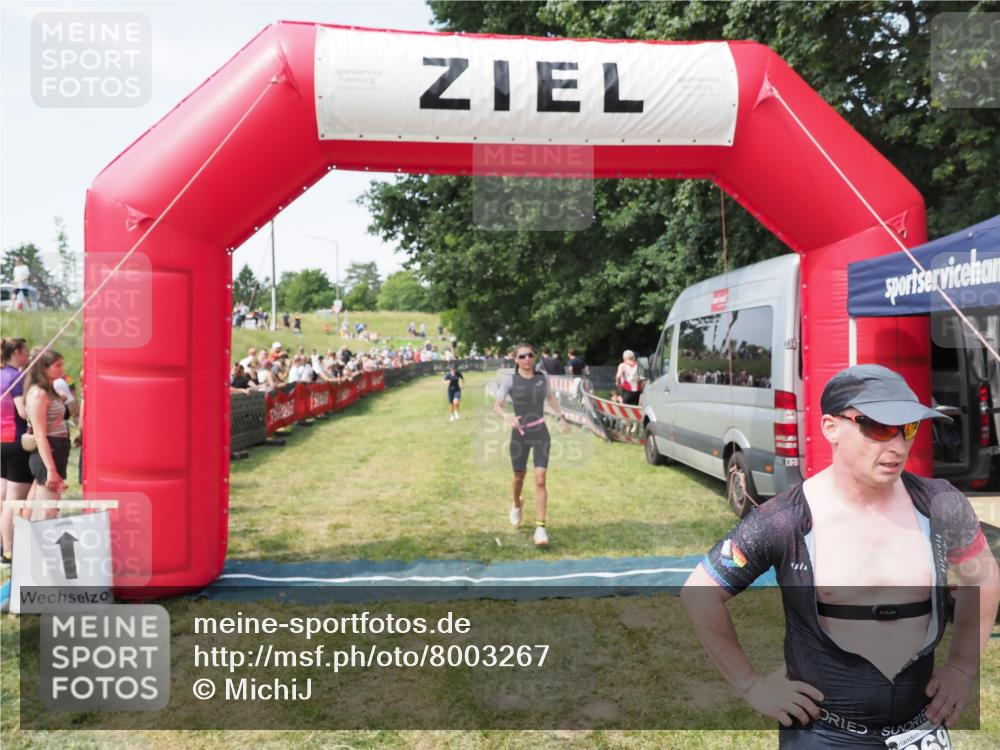 21.06.2025 - 27. Vierlanden-Triathlon MichiJ http://msf.ph/oto/8003267 15.06.2026 11:27:22 Ziel 369, 490, 565 meine-sportfotos.de