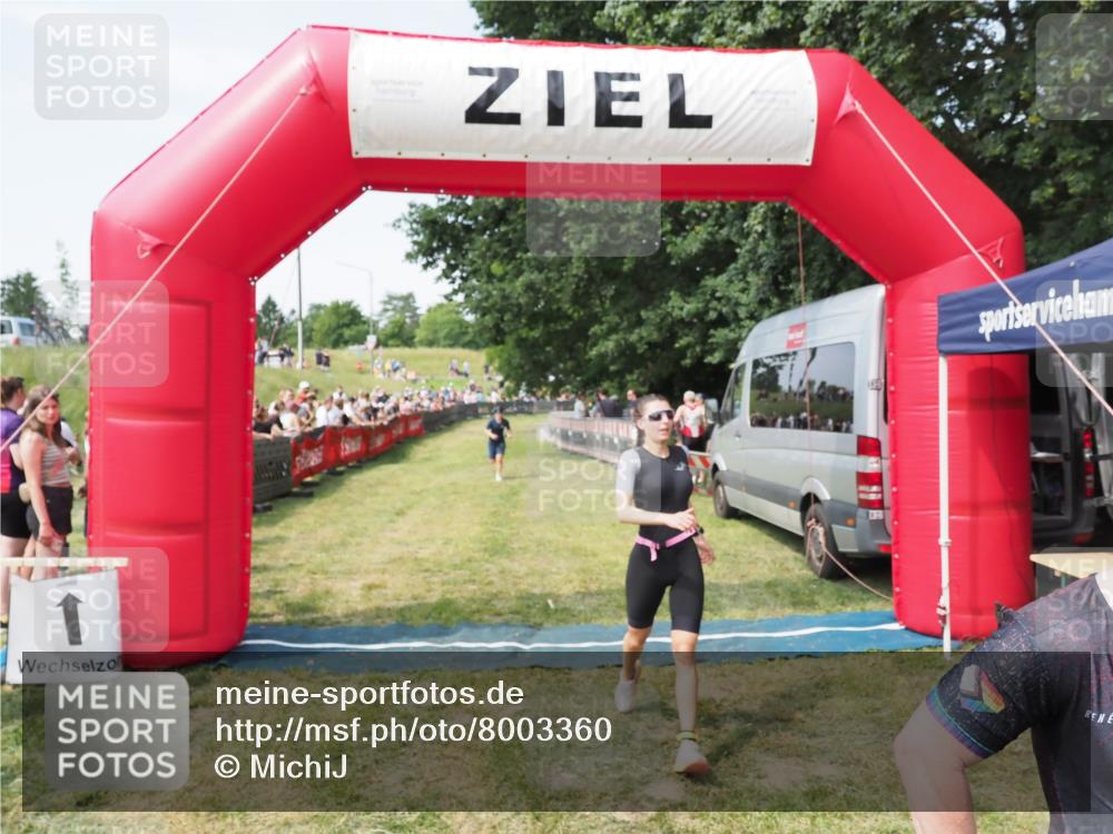 21.06.2025 - 27. Vierlanden-Triathlon MichiJ http://msf.ph/oto/8003360 15.06.2026 11:27:23 Ziel 369, 490, 565 meine-sportfotos.de