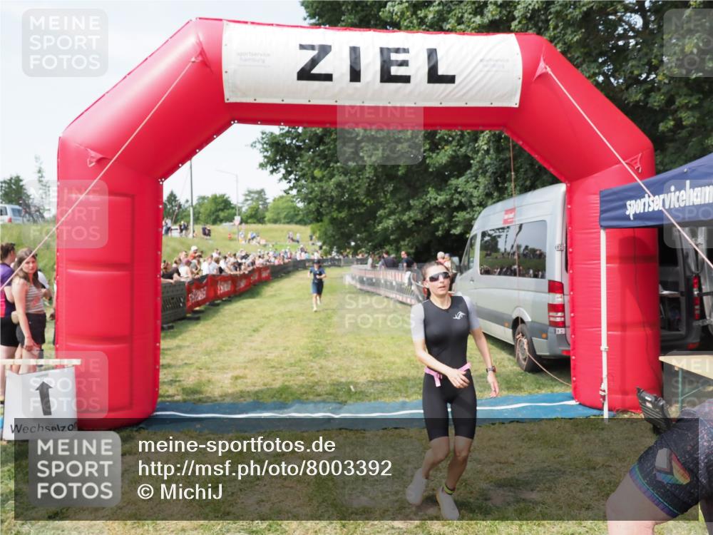 21.06.2025 - 27. Vierlanden-Triathlon MichiJ http://msf.ph/oto/8003392 15.06.2026 11:27:23 Ziel 369, 490, 565 meine-sportfotos.de