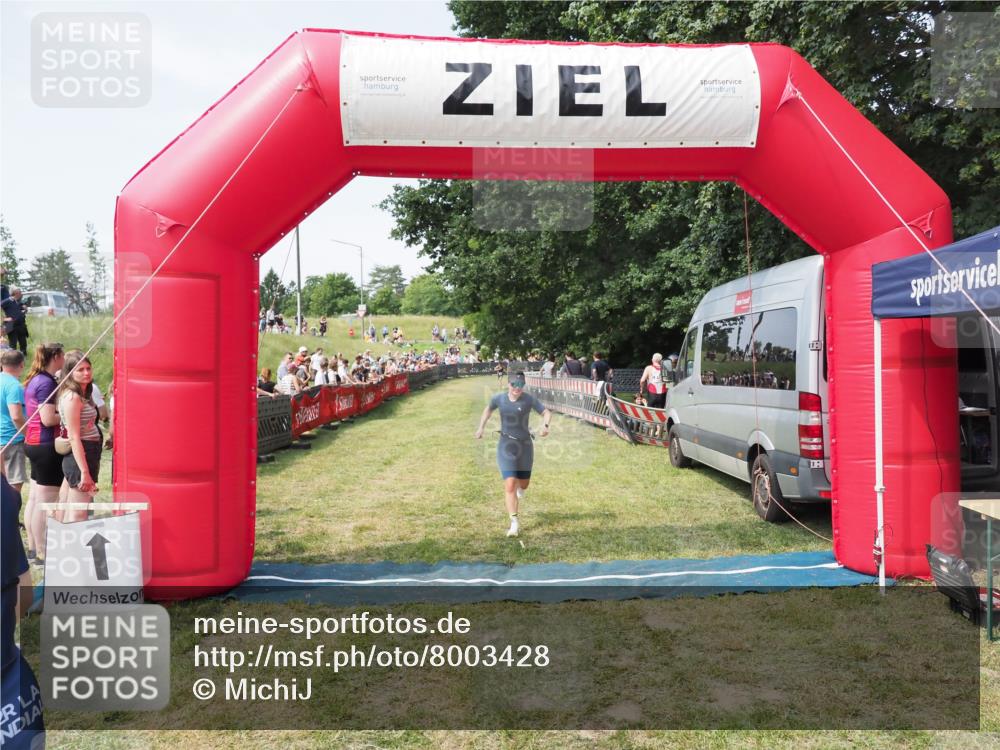 21.06.2025 - 27. Vierlanden-Triathlon MichiJ http://msf.ph/oto/8003428 15.06.2026 11:27:26 Ziel 490, 565 meine-sportfotos.de