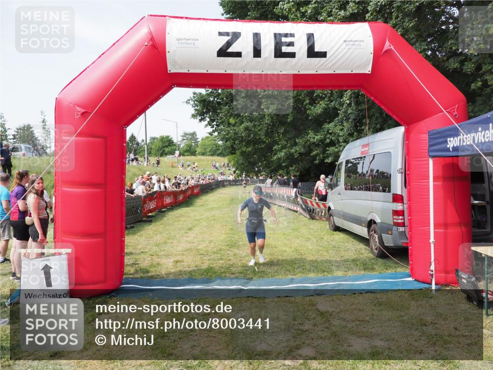 21.06.2025 - 27. Vierlanden-Triathlon MichiJ http://msf.ph/oto/8003441 15.06.2026 11:27:26 Ziel 490, 565 meine-sportfotos.de