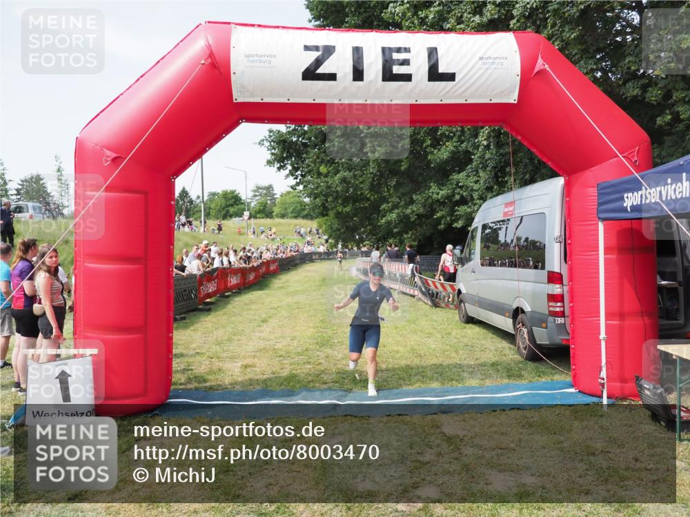 21.06.2025 - 27. Vierlanden-Triathlon MichiJ http://msf.ph/oto/8003470 15.06.2026 11:27:26 Ziel 490, 565 meine-sportfotos.de