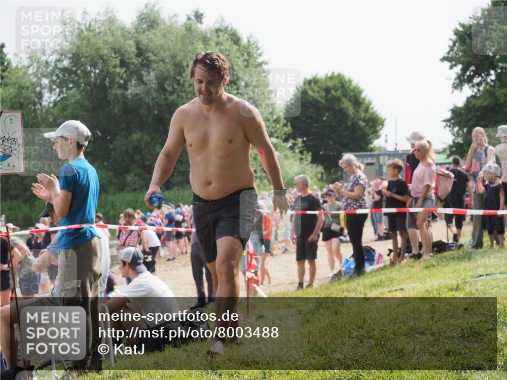 15.06.2025 - 27. Vierlanden-Triathlon KatJ http://msf.ph/oto/8003488 15.06.2025 10:00:20 Schwimmen 290 meine-sportfotos.de
