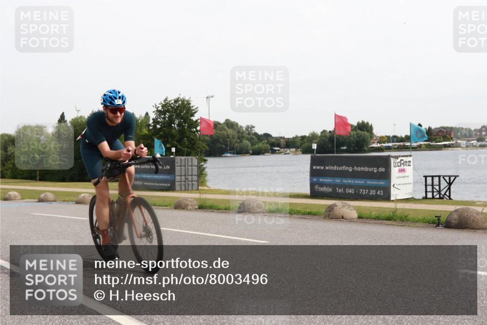 15.06.2025 - 27. Vierlanden-Triathlon H.Heesch http://msf.ph/oto/8003496 15.06.2025 10:29:45 Radfahren 21, 82, 262, 495, 558 meine-sportfotos.de