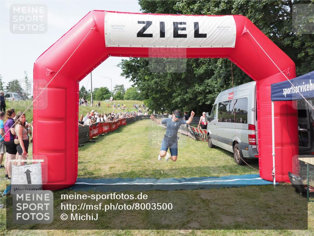 21.06.2025 - 27. Vierlanden-Triathlon MichiJ http://msf.ph/oto/8003500 15.06.2026 11:27:26 Ziel 490, 565 meine-sportfotos.de