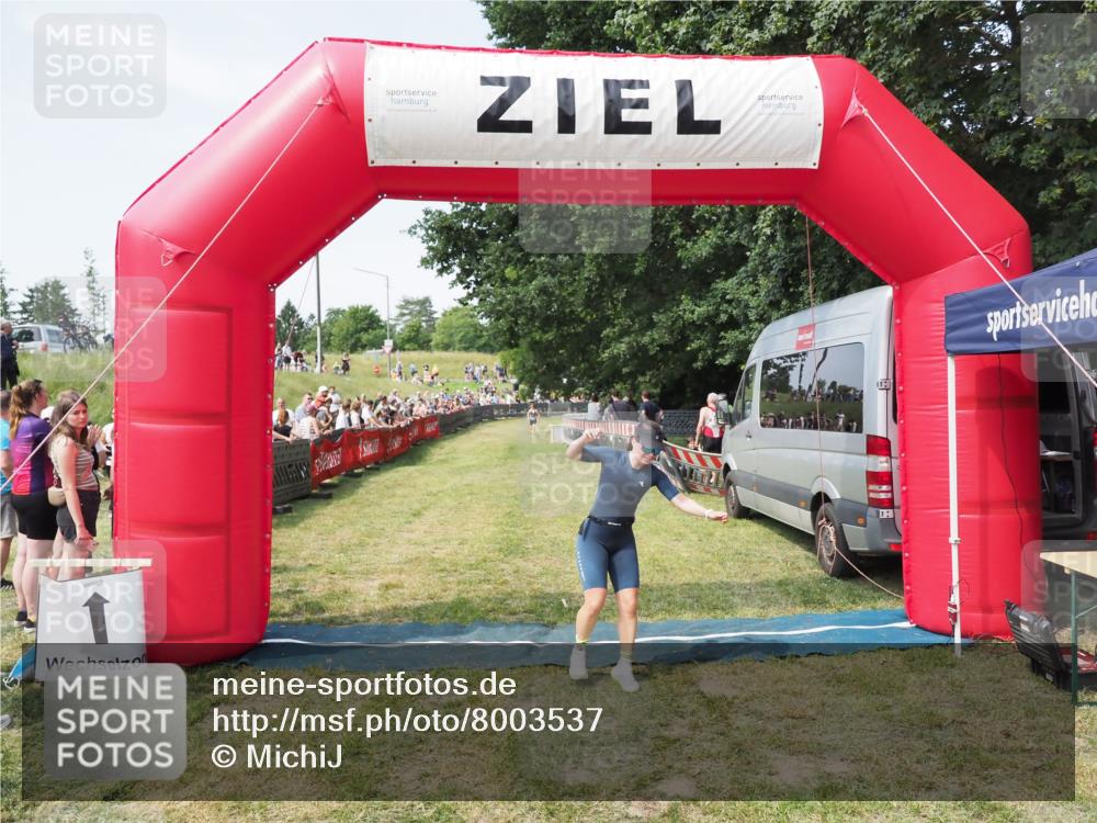 21.06.2025 - 27. Vierlanden-Triathlon MichiJ http://msf.ph/oto/8003537 15.06.2026 11:27:26 Ziel 490, 565 meine-sportfotos.de