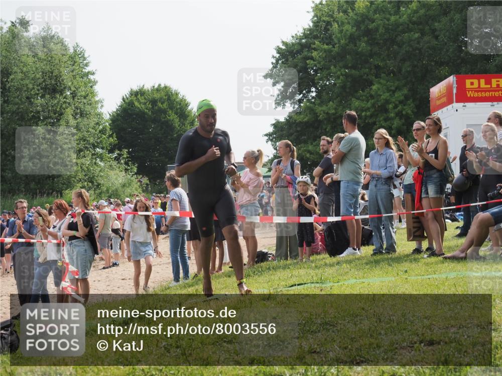 15.06.2025 - 27. Vierlanden-Triathlon KatJ http://msf.ph/oto/8003556 15.06.2025 10:02:19 Schwimmen 317 meine-sportfotos.de