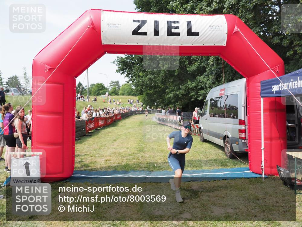 21.06.2025 - 27. Vierlanden-Triathlon MichiJ http://msf.ph/oto/8003569 15.06.2026 11:27:27 Ziel 490, 565 meine-sportfotos.de