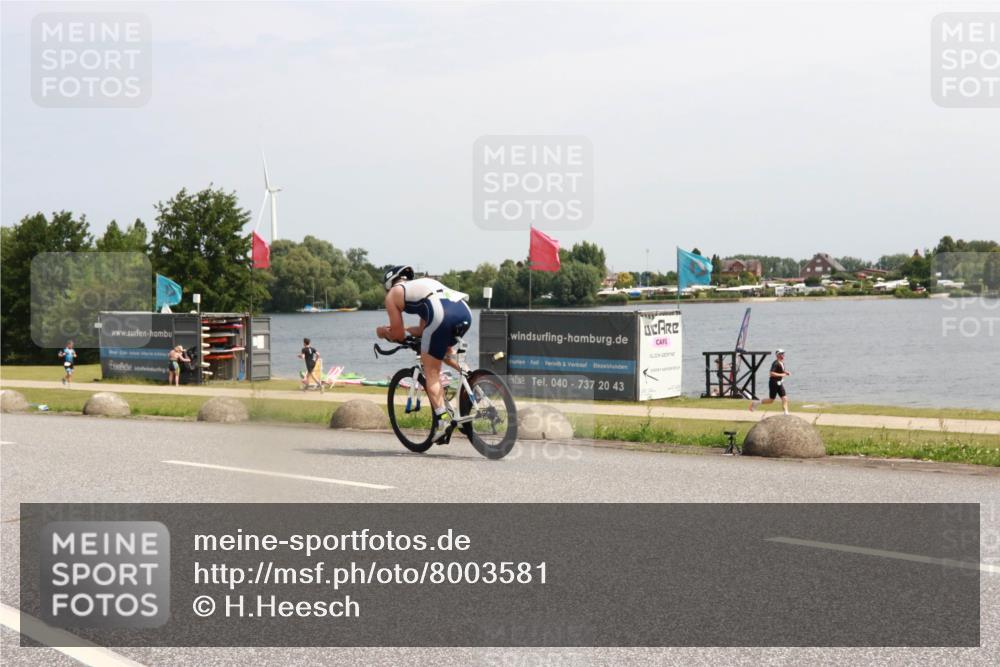 21.06.2025 - 27. Vierlanden-Triathlon H.Heesch http://msf.ph/oto/8003581 15.06.2025 11:49:53 Radfahren 747, 962 meine-sportfotos.de