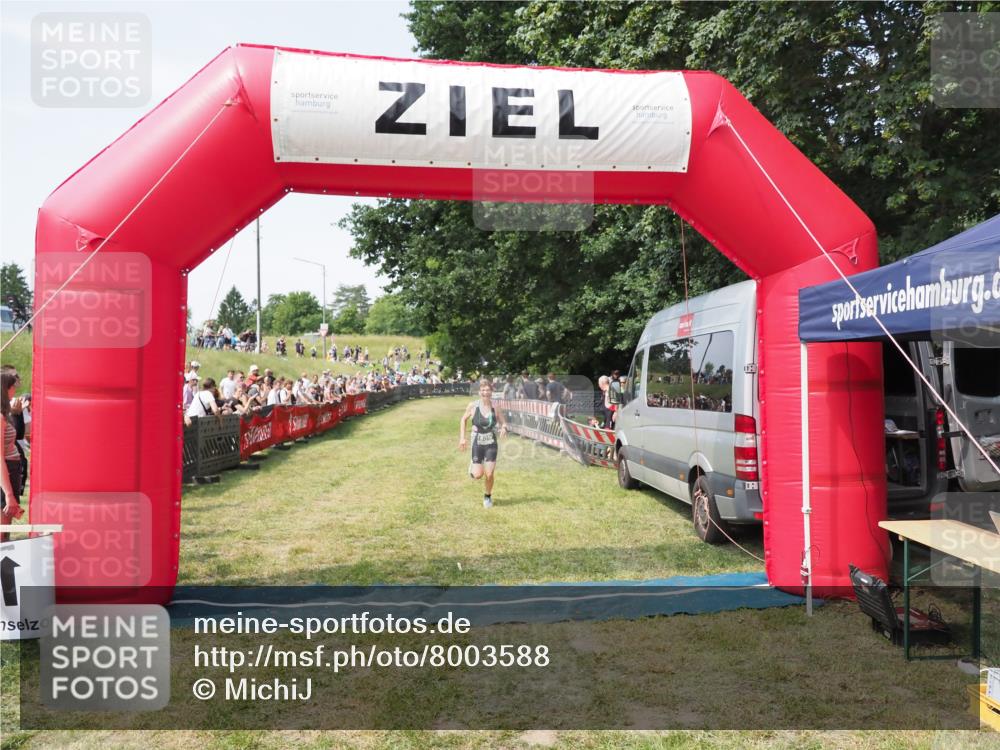 21.06.2025 - 27. Vierlanden-Triathlon MichiJ http://msf.ph/oto/8003588 15.06.2026 11:27:34 Ziel 509 meine-sportfotos.de