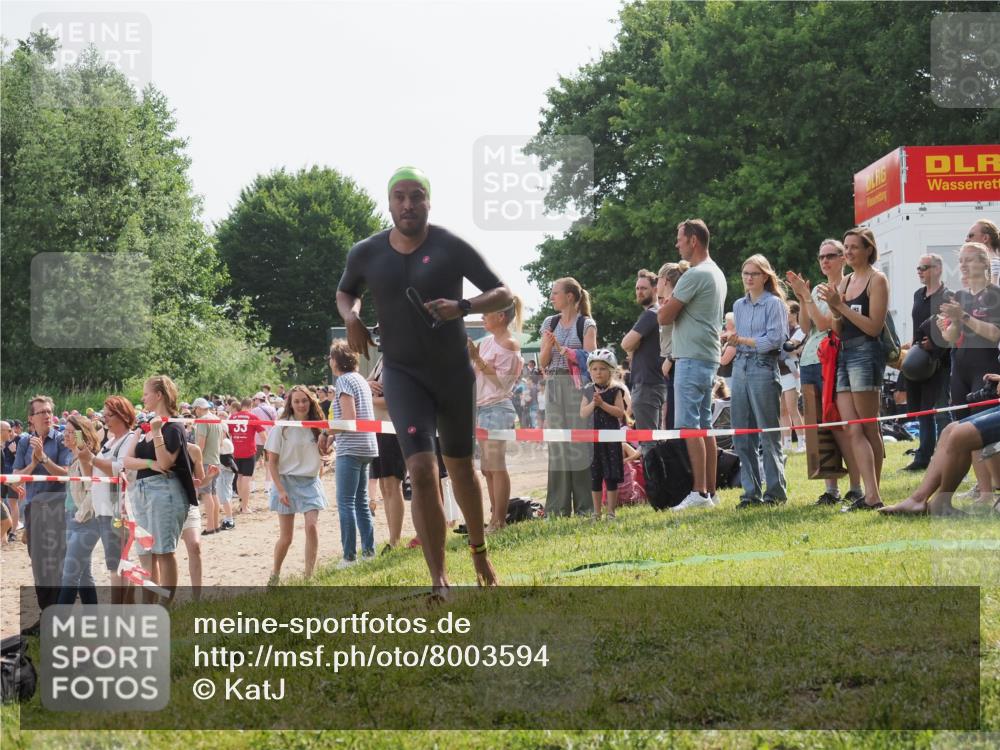 15.06.2025 - 27. Vierlanden-Triathlon KatJ http://msf.ph/oto/8003594 15.06.2025 10:02:20 Schwimmen 317 meine-sportfotos.de