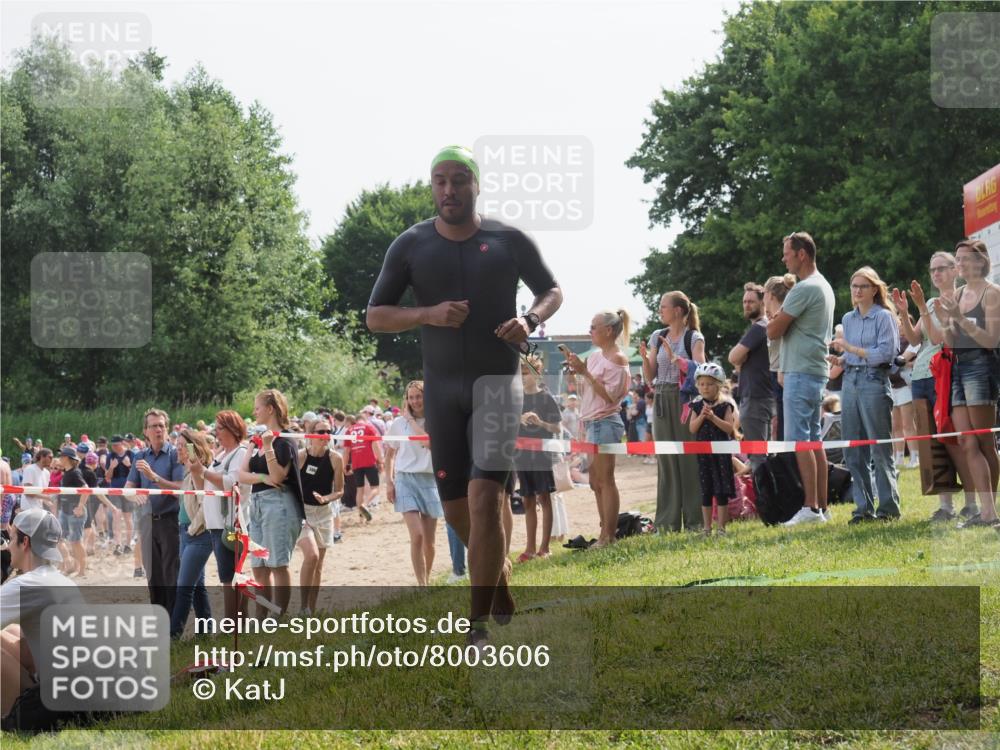 15.06.2025 - 27. Vierlanden-Triathlon KatJ http://msf.ph/oto/8003606 15.06.2025 10:02:20 Schwimmen 317 meine-sportfotos.de