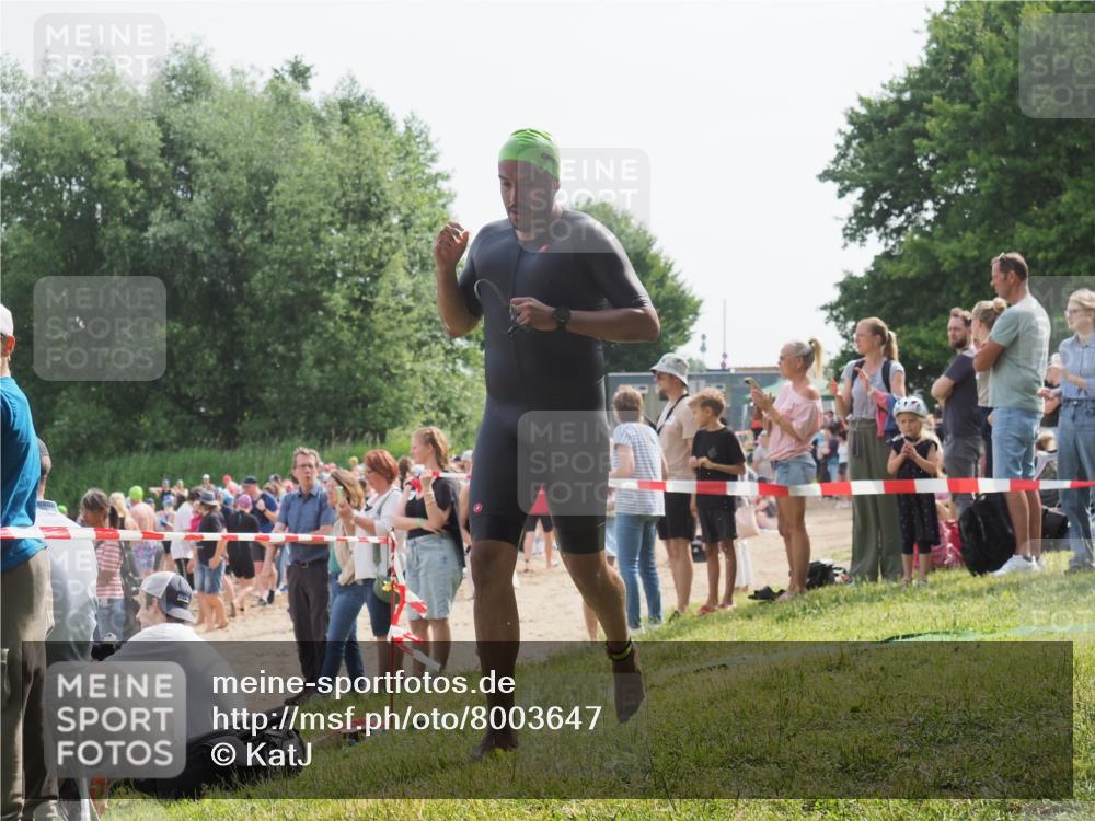 15.06.2025 - 27. Vierlanden-Triathlon KatJ http://msf.ph/oto/8003647 15.06.2025 10:02:20 Schwimmen 317 meine-sportfotos.de