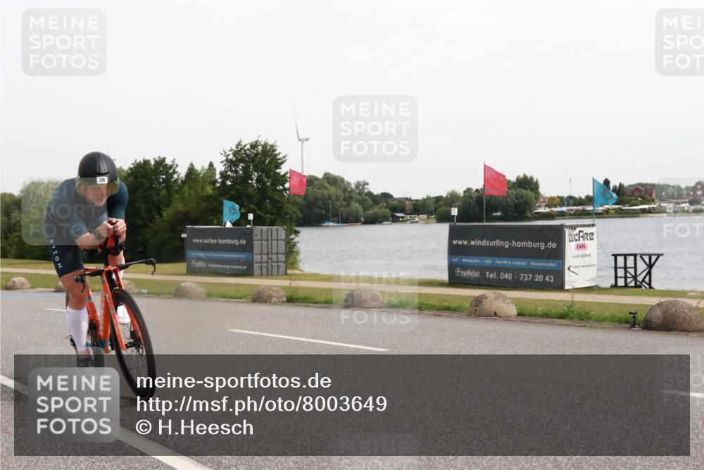 15.06.2025 - 27. Vierlanden-Triathlon H.Heesch http://msf.ph/oto/8003649 15.06.2025 10:30:20 Radfahren 38, 185, 210, 602 meine-sportfotos.de