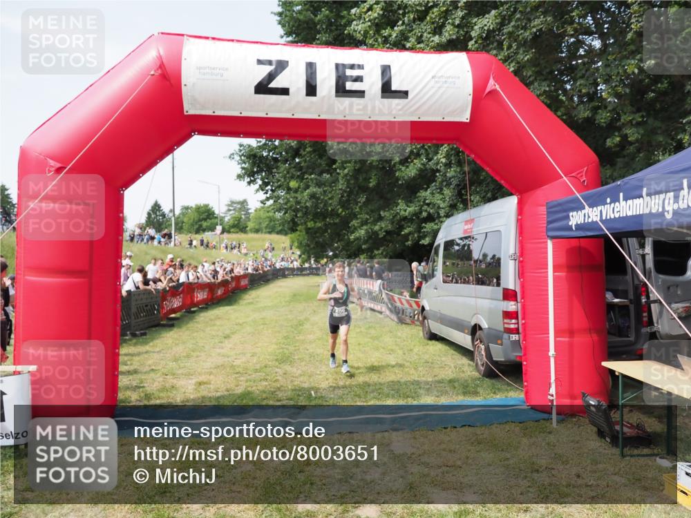 21.06.2025 - 27. Vierlanden-Triathlon MichiJ http://msf.ph/oto/8003651 15.06.2026 11:27:34 Ziel 509 meine-sportfotos.de