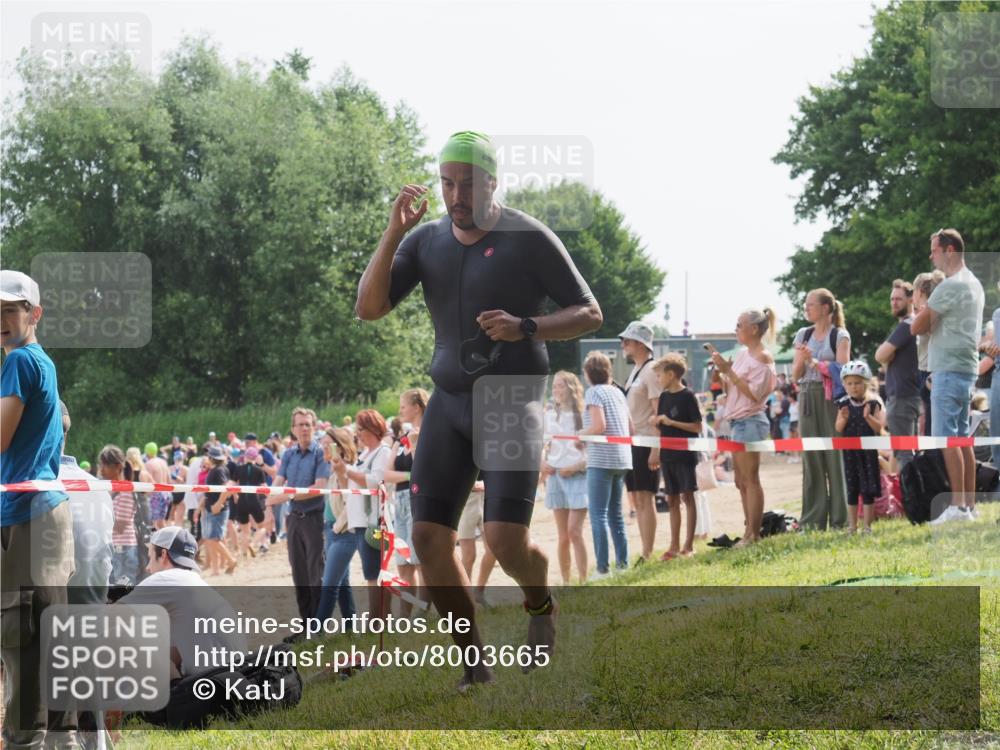15.06.2025 - 27. Vierlanden-Triathlon KatJ http://msf.ph/oto/8003665 15.06.2025 10:02:21 Schwimmen 317 meine-sportfotos.de