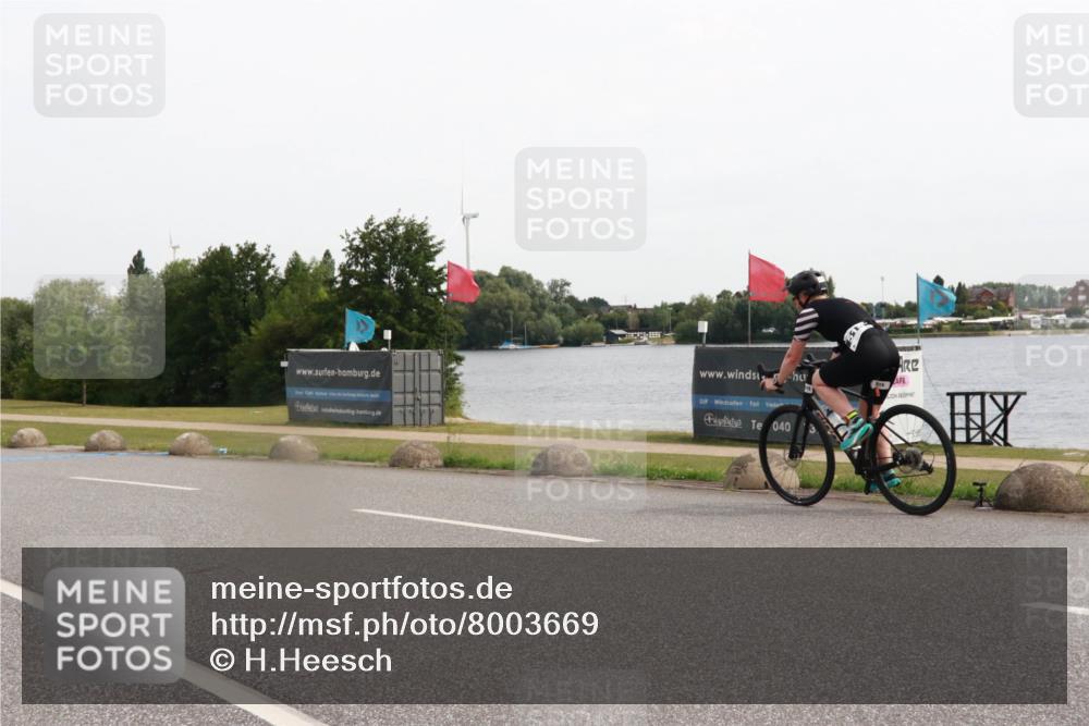 15.06.2025 - 27. Vierlanden-Triathlon H.Heesch http://msf.ph/oto/8003669 15.06.2025 10:30:24 Radfahren 38, 185, 239, 602 meine-sportfotos.de