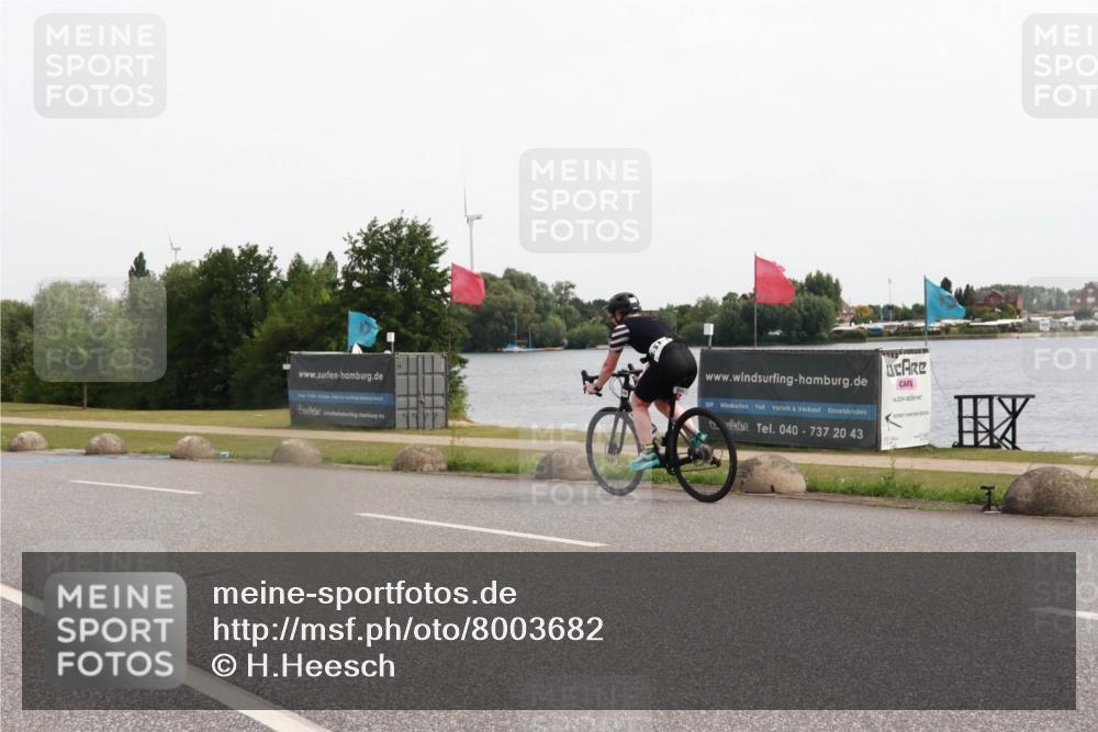 15.06.2025 - 27. Vierlanden-Triathlon H.Heesch http://msf.ph/oto/8003682 15.06.2025 10:30:24 Radfahren 38, 185, 239, 602 meine-sportfotos.de